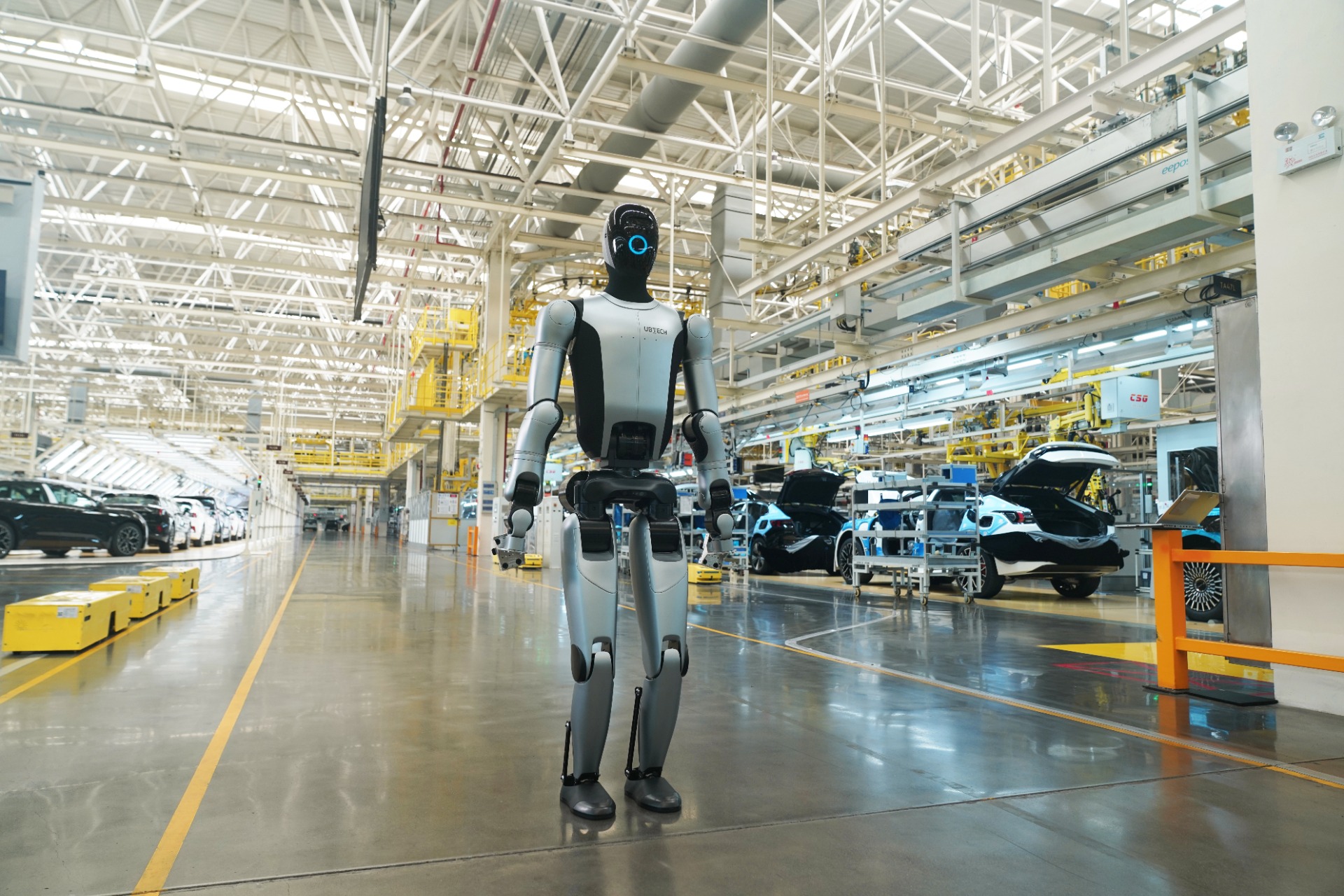 Walker S2 de UBTECH en montaje automotriz e inspección de calidad — Humatrix