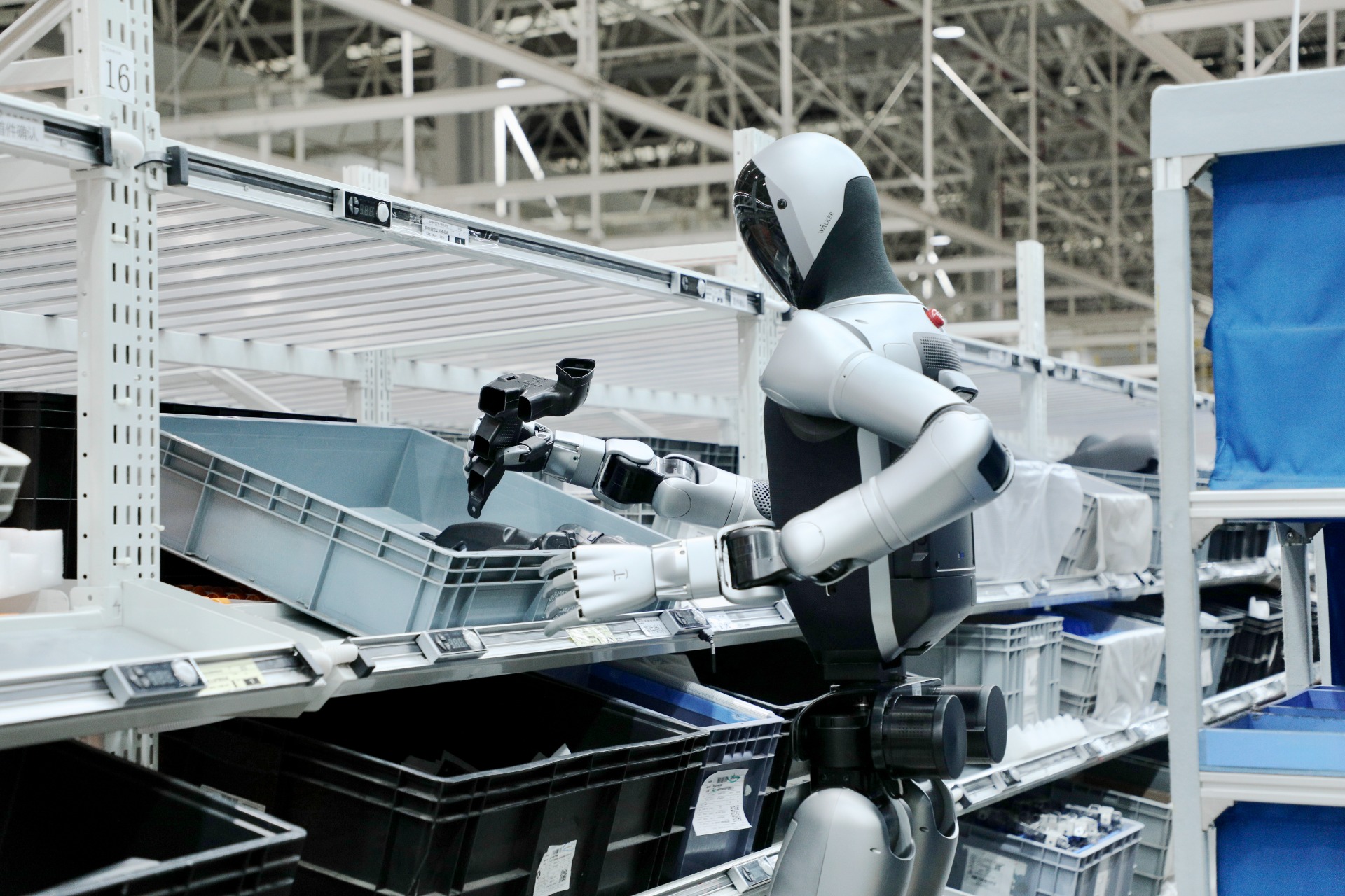 UBTECH Walker S2 for heavy industry, precision and ergonomics — Humatrix