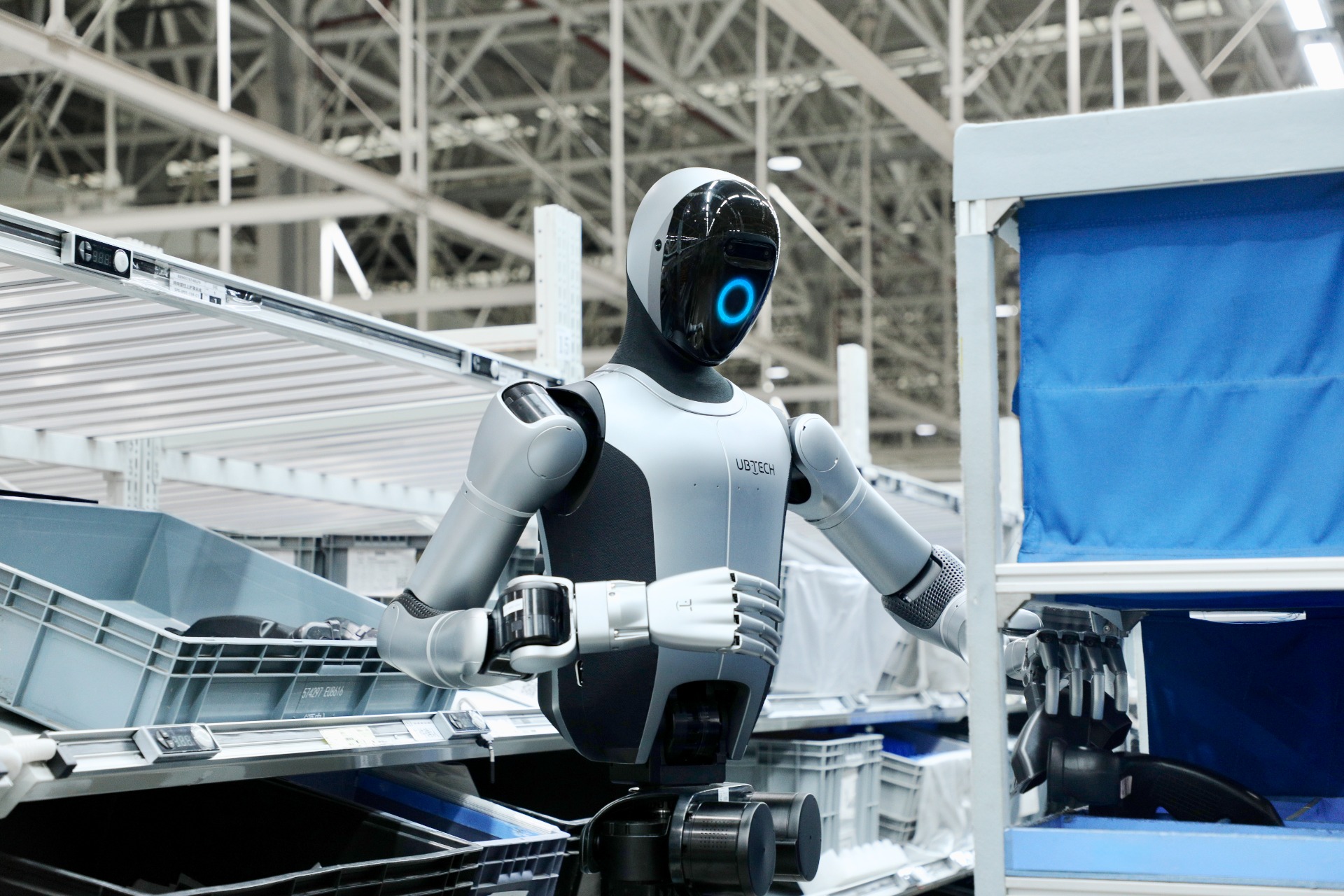 Walker S2 da UBTECH em eletrónica: manipulação precisa e rastreabilidade — Humatrix