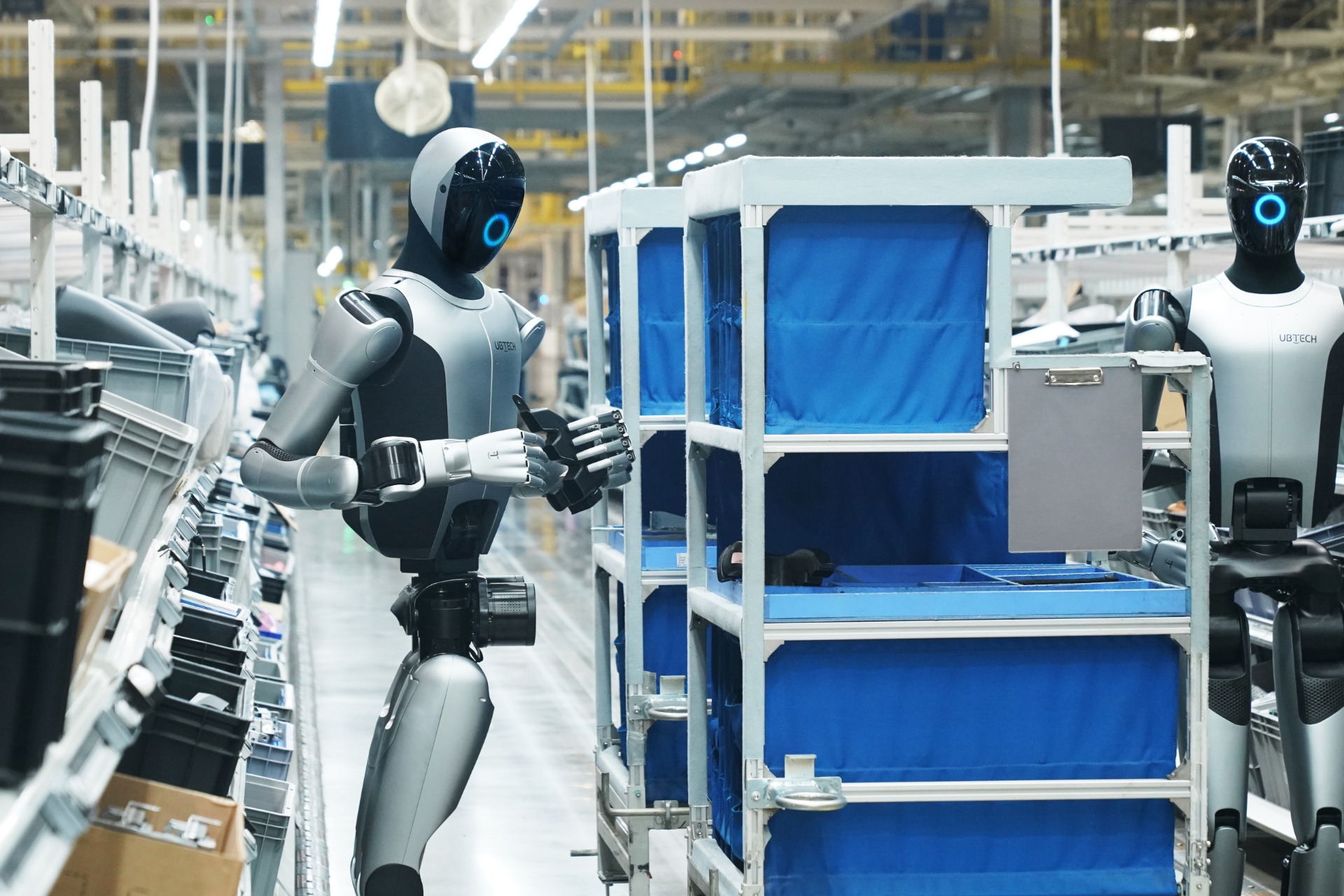 Walker S2 da UBTECH coordenado com AMR e AGV numa fábrica inteligente — Humatrix